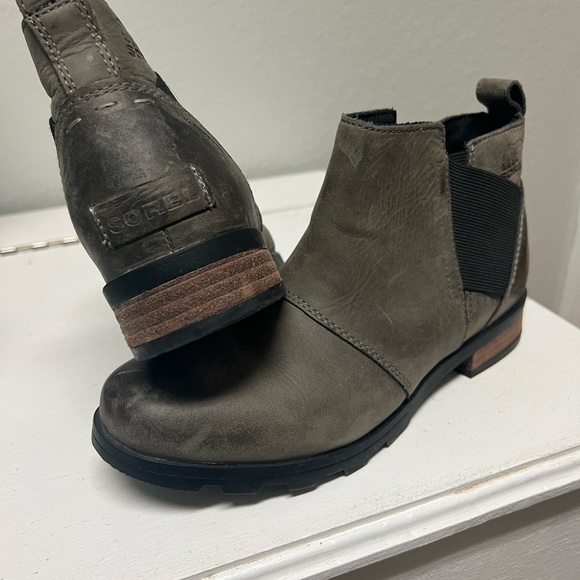 Sorel Emelie Chelsea boot- women’s size 7. Worn once- excellent condition. - Picture 6 of 8